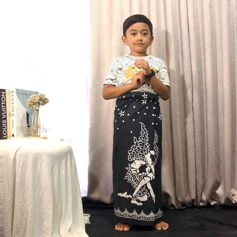 Product image Kois Batik - Sarung couplen usia remaja dan anak paud/TK motif bulan bintang Sarung anak paud/TK Hitam putih