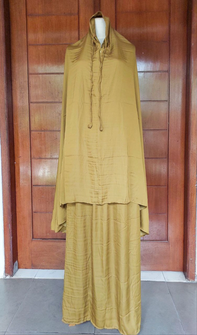 Product image Qailla Muslim Wear - Mukena Travelling Zara Silk 2in1 + Sajadah All Size Coklat Gold