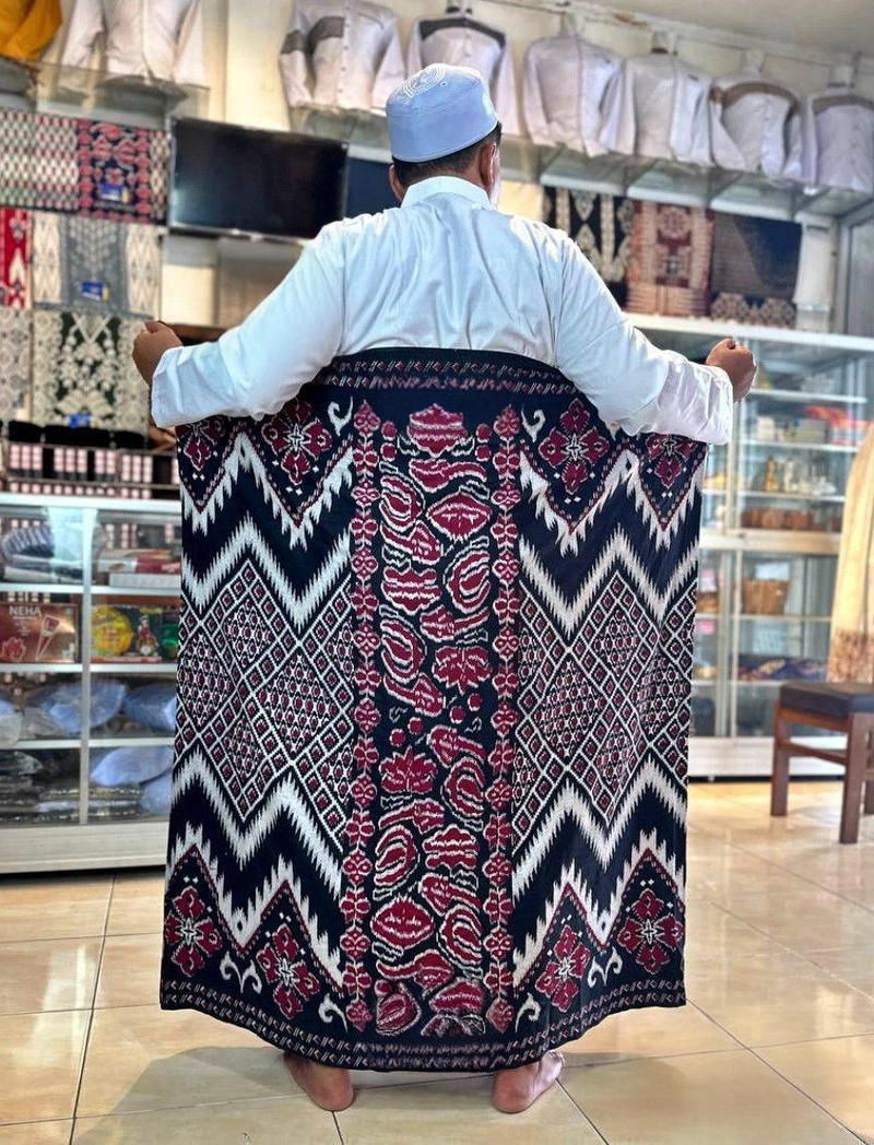 Product image Kois Batik - Sarung Batik Modern Pria Dewasa Goyor Free peci rajut motif abunakib Sarung dewasa Hitam