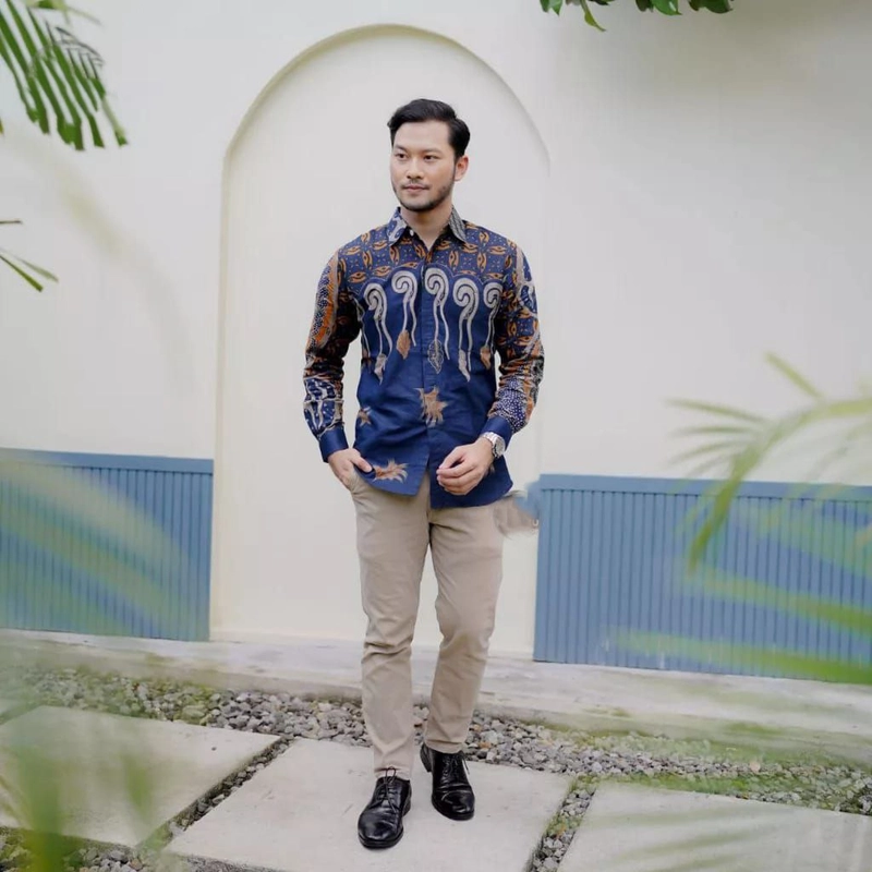 Product image Kois Batik - Kemeja batik pria dewasa motif melody navy Xxl Melody navy