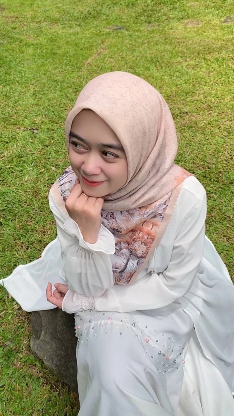 Product image Milyarda Hijab Official - Segiempat Motif Alpine Hard Box Cream