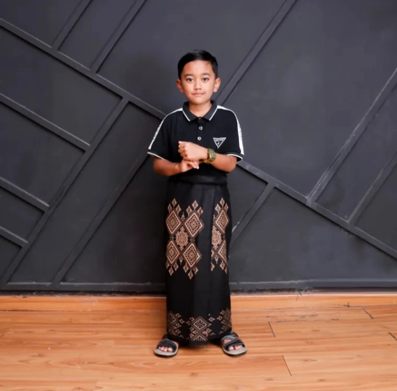 Product image Kois Batik - SARUNG ANAK BATIK USIA 3 SAMPAI 7 TAHUN MOTIF JATIKUSUMO Sarung anak paud TK Hitam jatikusumo