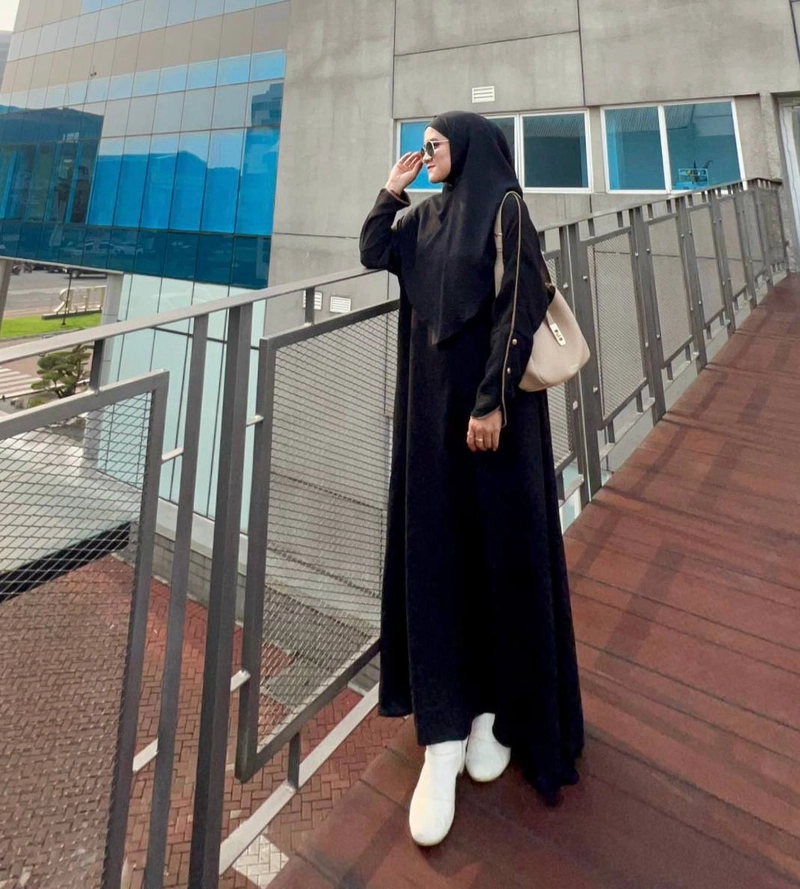 Product image Khisna collection - Abaya Umami set hijab nutup dada akses kancing dilengan bestseller Allsize Hitam