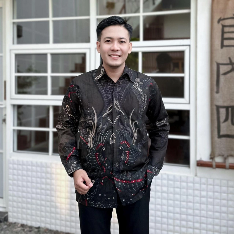 Product image Kois Batik - Atasan Batik Wanita Dan Pria Baju Kerja Kekinian Motif Camelia hitam M kemeja camelia hitam