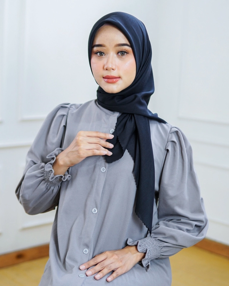 Product image byLayna Official - Kerudung Segi Empat Scarf Viola Voal Hijab Allsize Black