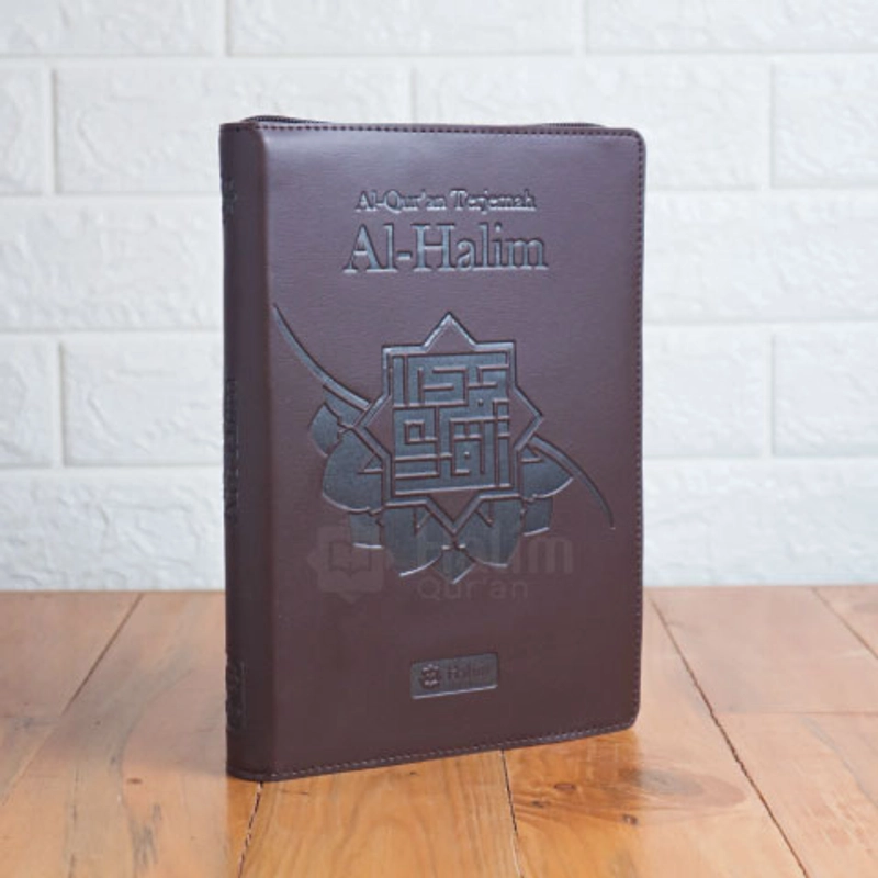 Product image Halim Quran - AL-QURAN TERJEMAH AL-HALIM RESLETING KALP UKURAN SEDANG DENGAN COVER ELEGAN A5 Coklat Tua