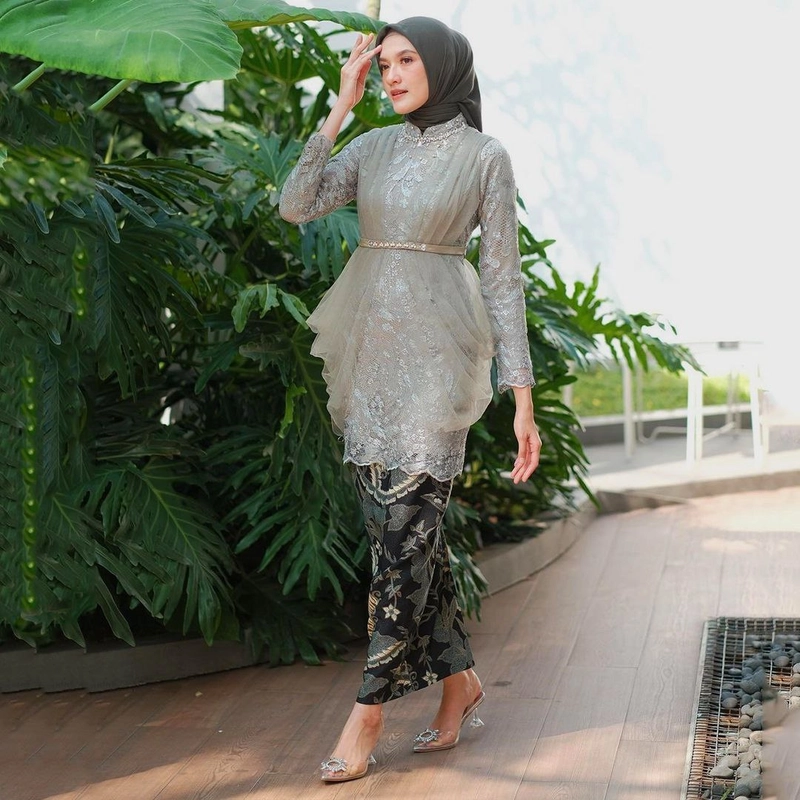 Product image COLLECTION SARJANA - Batik Couple Alin- Brokat Tille Mutiara -Furing Satin - Payet Mutiara ROK+ SELENDANG GREEN