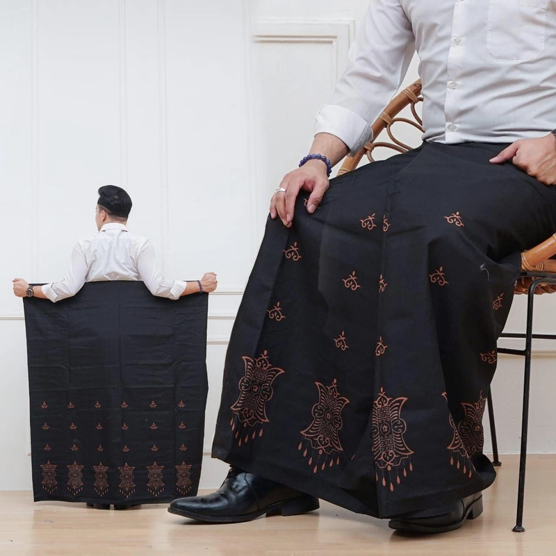 Product image Kois Batik - Sarung Pria Modern Kekinian Simpel Fre peci rajut Motif Pinto aceh Sarung Dewasa Hitam