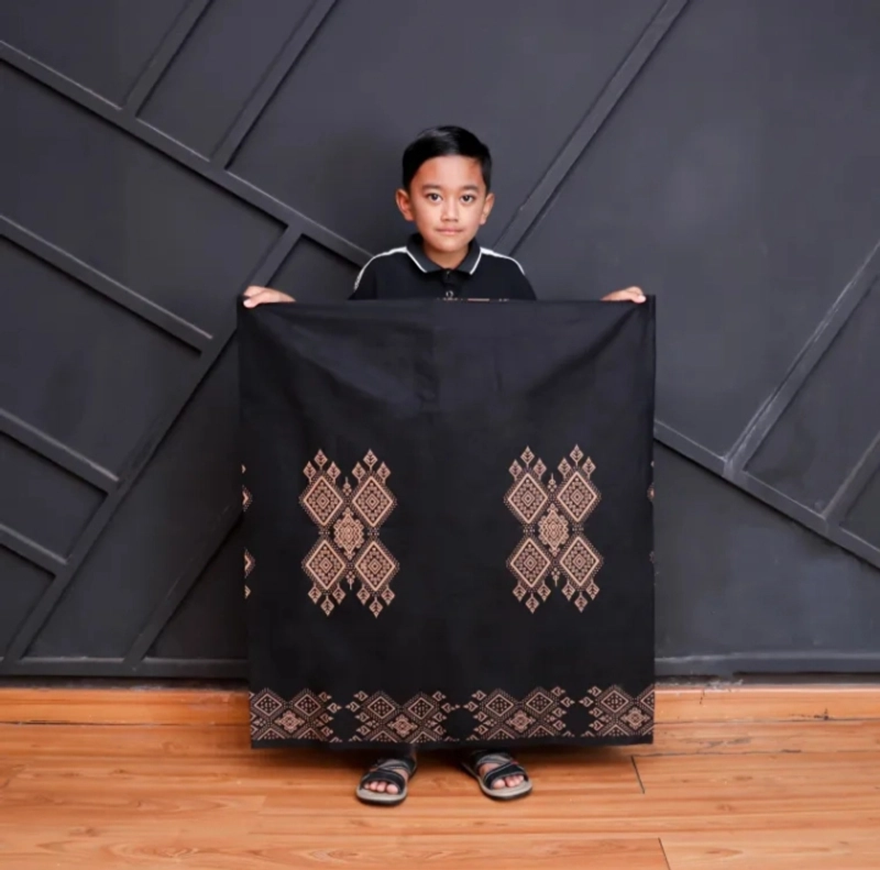 Product image Kois Batik - SARUNG ANAK BATIK USIA 3 SAMPAI 7 TAHUN MOTIF JATIKUSUMO Sarung anak paud TK Hitam jatikusumo