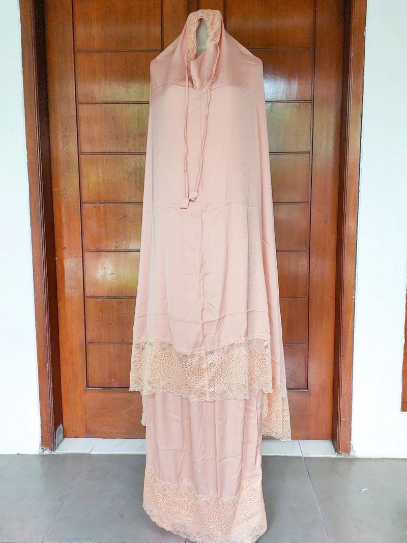 Product image Mukena Zara Silk Renda - Dagu Syari All Size Peach