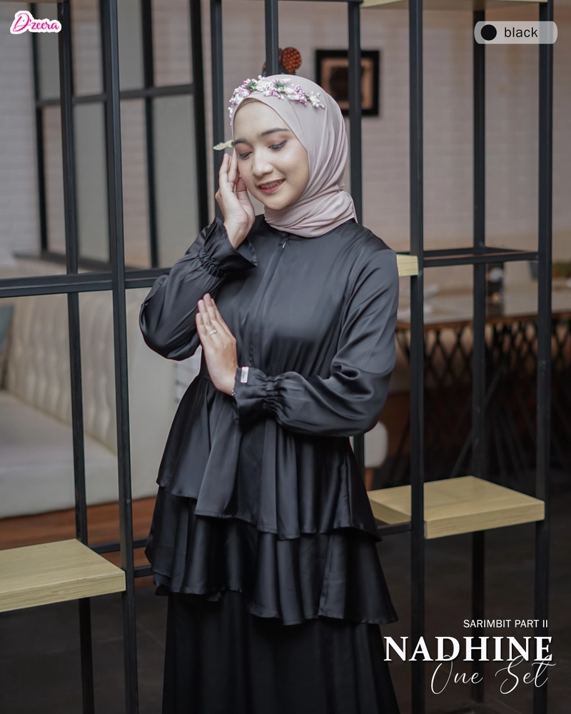Product image Dzeera - NADHINE ONE SET / blouese dan skirt allure silk premium S BLACK