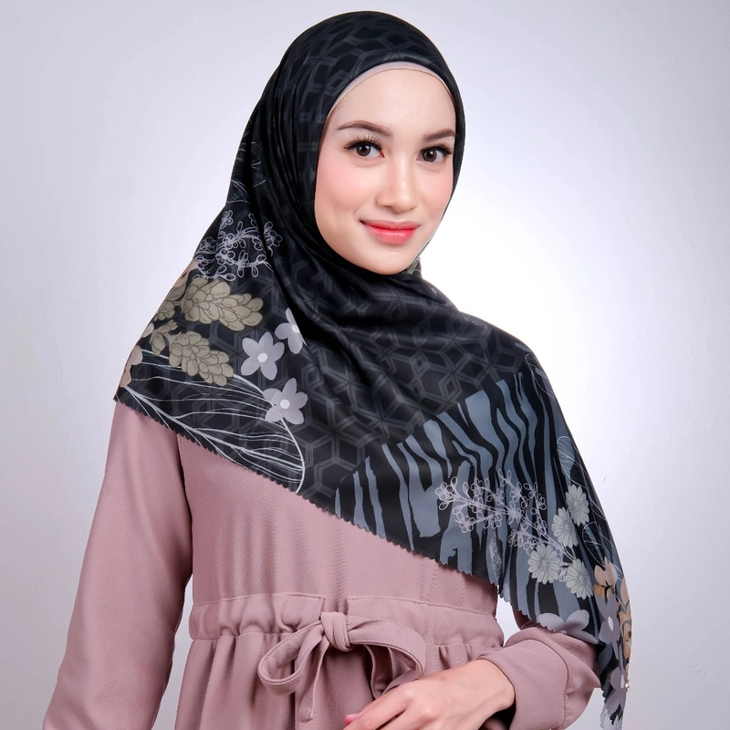 Product image Forall - Jilbab Segiempat Voal Premium Digital Print Forall - ILLYA Logo Plat Gold Allsize Black