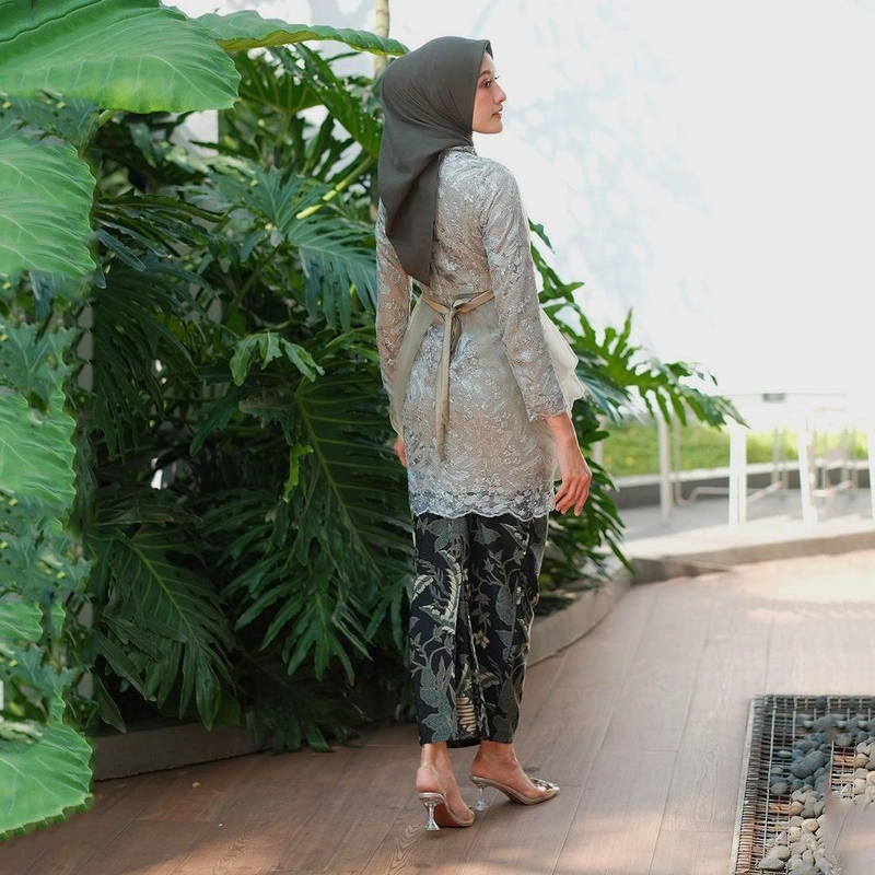 Product image COLLECTION SARJANA - Batik Couple Alin- Brokat Tille Mutiara -Furing Satin - Payet Mutiara ROK+ SELENDANG GREEN