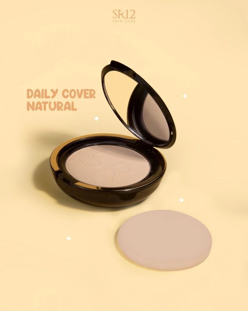 Product image Bedak Daily Cover SR12 Bedak Ringan Plus Foundation dan SPF Cocok untuk Kulit Berjerawat Bedak Padat Natural 10 gr