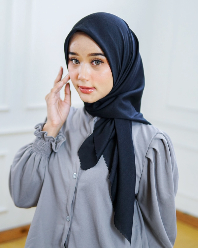 Product image byLayna Official - Kerudung Segi Empat Scarf Viola Voal Hijab Allsize Black