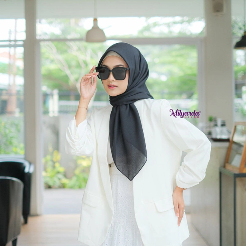 Product image Milyarda Hijab - Paket Hampers Box SegiEmpat Motif 2pcs Box