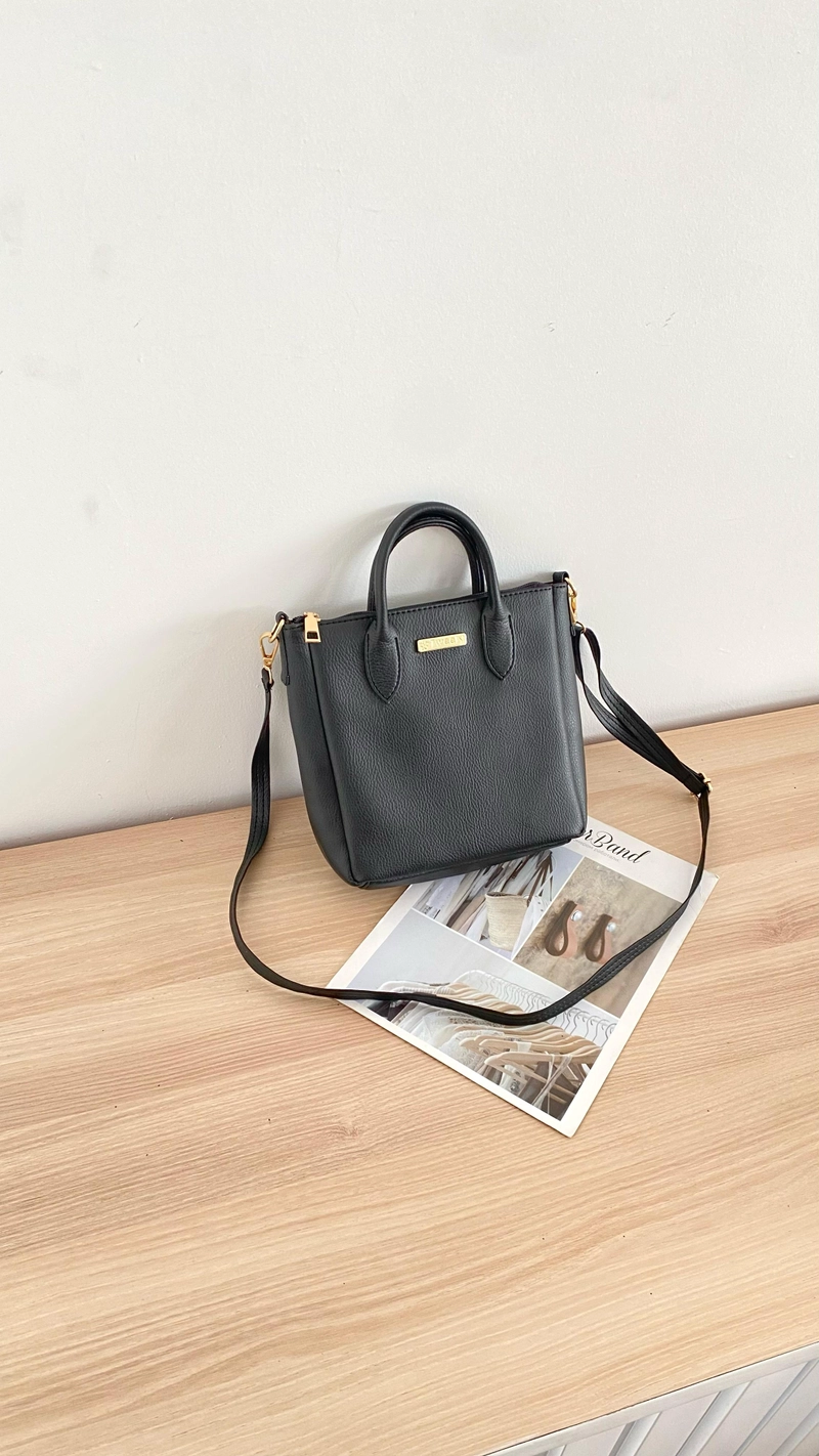Product image Tweelyforbag - Julie Slingbag - Tweelyforbag - Tas Selempang Wanita - Tas Wanita 450 gr Hitam