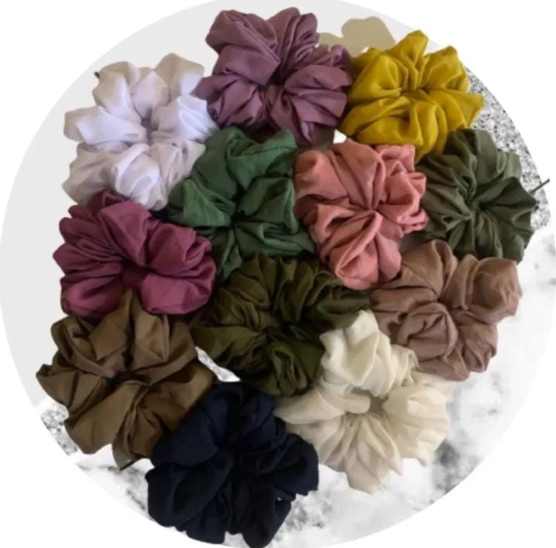 Product image ALMIRA STORE - IKAT RAMBUT SCRUNCHIE Medium Random isi 1