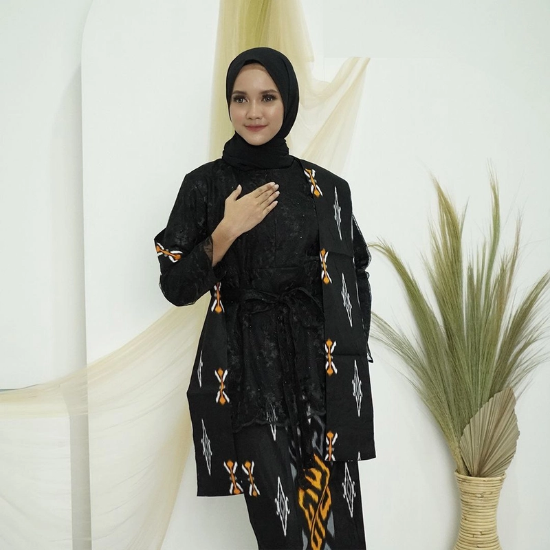 Product image COLLECTION SARJANA - Kebaya Batik Couple Naumi Batik Couple Sarimbit Terbaru - Brokat Tille Mutiara Kemeja M Naumi