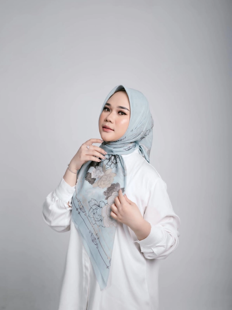 Product image Dyaramira - Rose Scarf Kerudung Segi Empat allsize Salted Egg