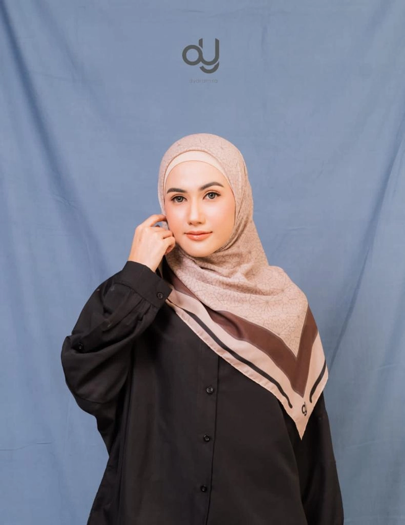 Product image Makkah 1 Series Scarf Kerudung Segi Empat allsize Cream