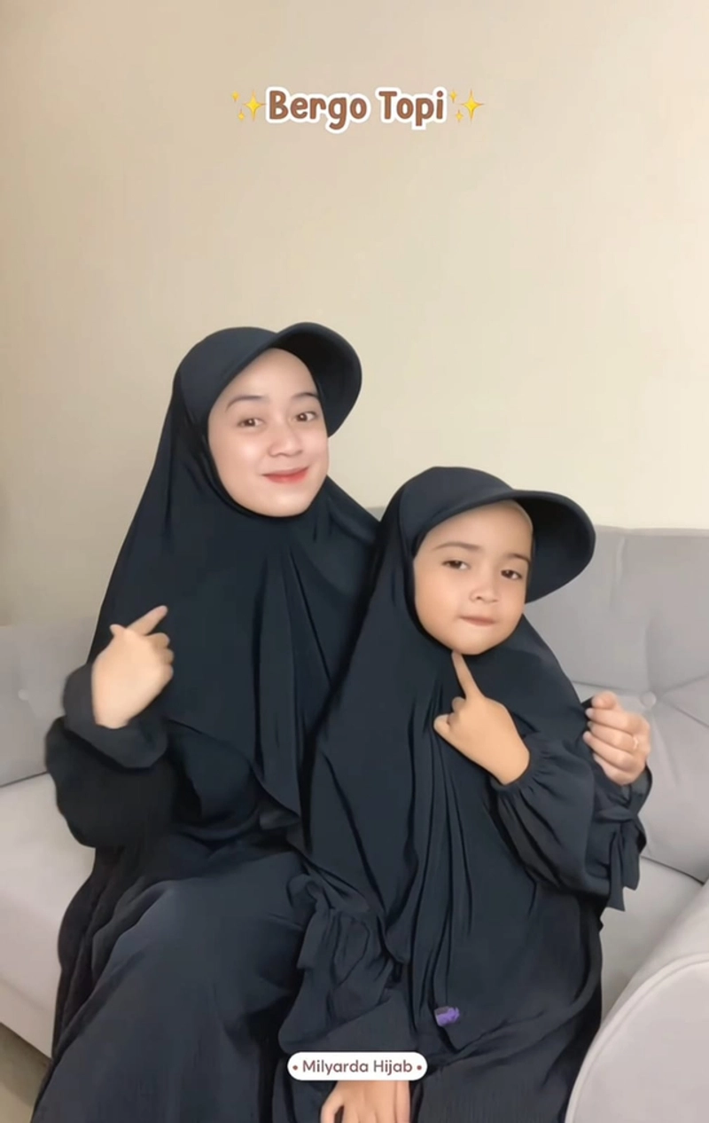 Product image Milyarda Hijab - Paket Hampers Box SegiEmpat Motif 2pcs Box