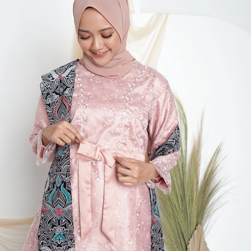 Product image Kebaya Kondangan/Lamaran - Batik Couple Adhisti - Brokat Tille Mutiara Sarimbit Modern Rok Span Pinggang Karet Kemeja M Rose