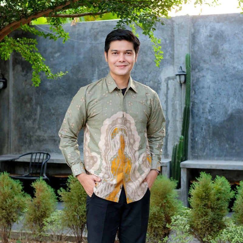 Product image Kois Batik - Kemeja batik lengan panjang new dewasa motif pusoko sage M Kemeja pusoko sage