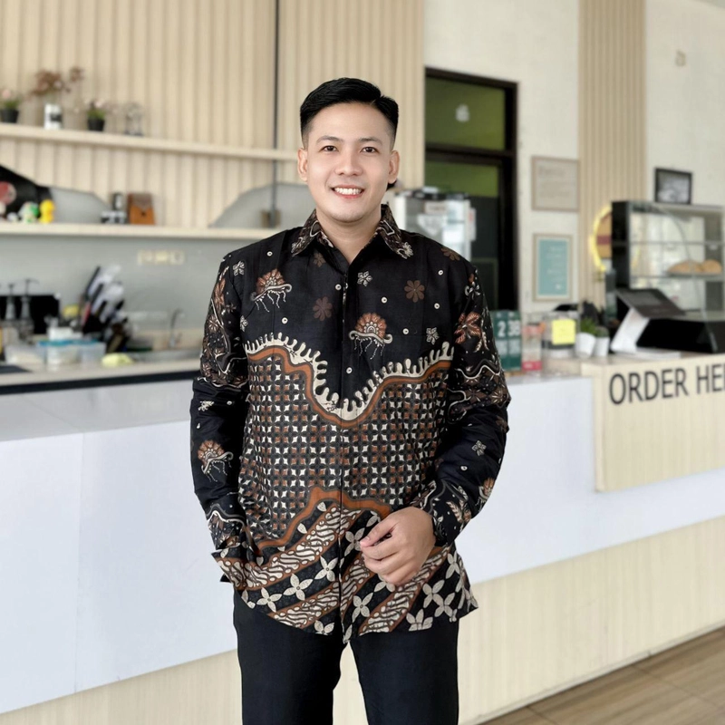 Product image Kois Batik - Baju Batik Couplen Wanita Dan Pria Modern Motif bintang hitam M Kemeja hitam bintang