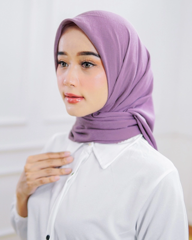 Product image byLayna Official - Kerudung Segi Empat Hijab Shaniya Scarf Allsize Purple