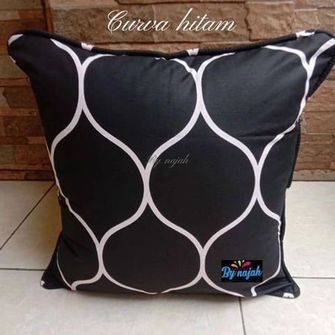 By Najah Aef Sarung Bantal Curva Hitam