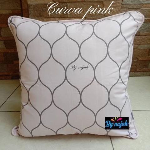 By Najah Aef Sarung Bantal Curva Pink