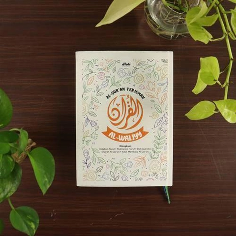 Gema Insani - Gerakan Wakaf Al Waliyy Al Quran Terjemah HC Sampul Bunga Kecil