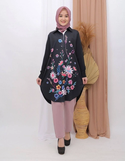 Syahrinda - Tunik Hitam Kancing Kemeja Putih Bunga Lily Printed