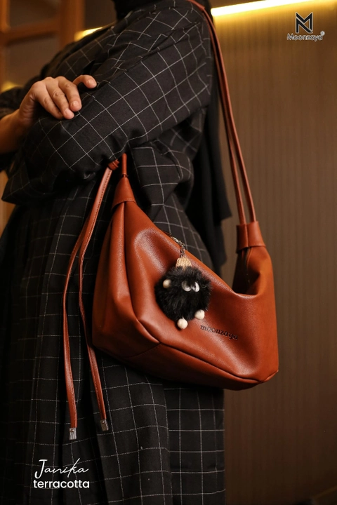Moonzaya - JANIKA BAG BY MOONZAYA TAS SLEMPANG WANITA TAS KEKINIAN FREE GANTUNGAN TAS SLINGBAG WATERPROOF