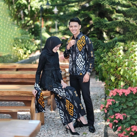COLLECTION SARJANA - Kebaya Batik Couple Naumi Batik Couple Sarimbit Terbaru - Brokat Tille Mutiara