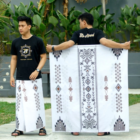Khisna collection - Sarung palaikat putih BEST SELLER corak marun