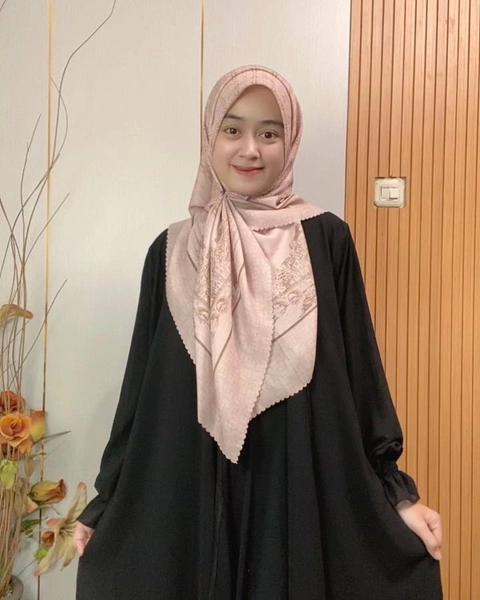 Milyarda Hijab Official - DISKON 10K Segiempat Motif Holly Lane